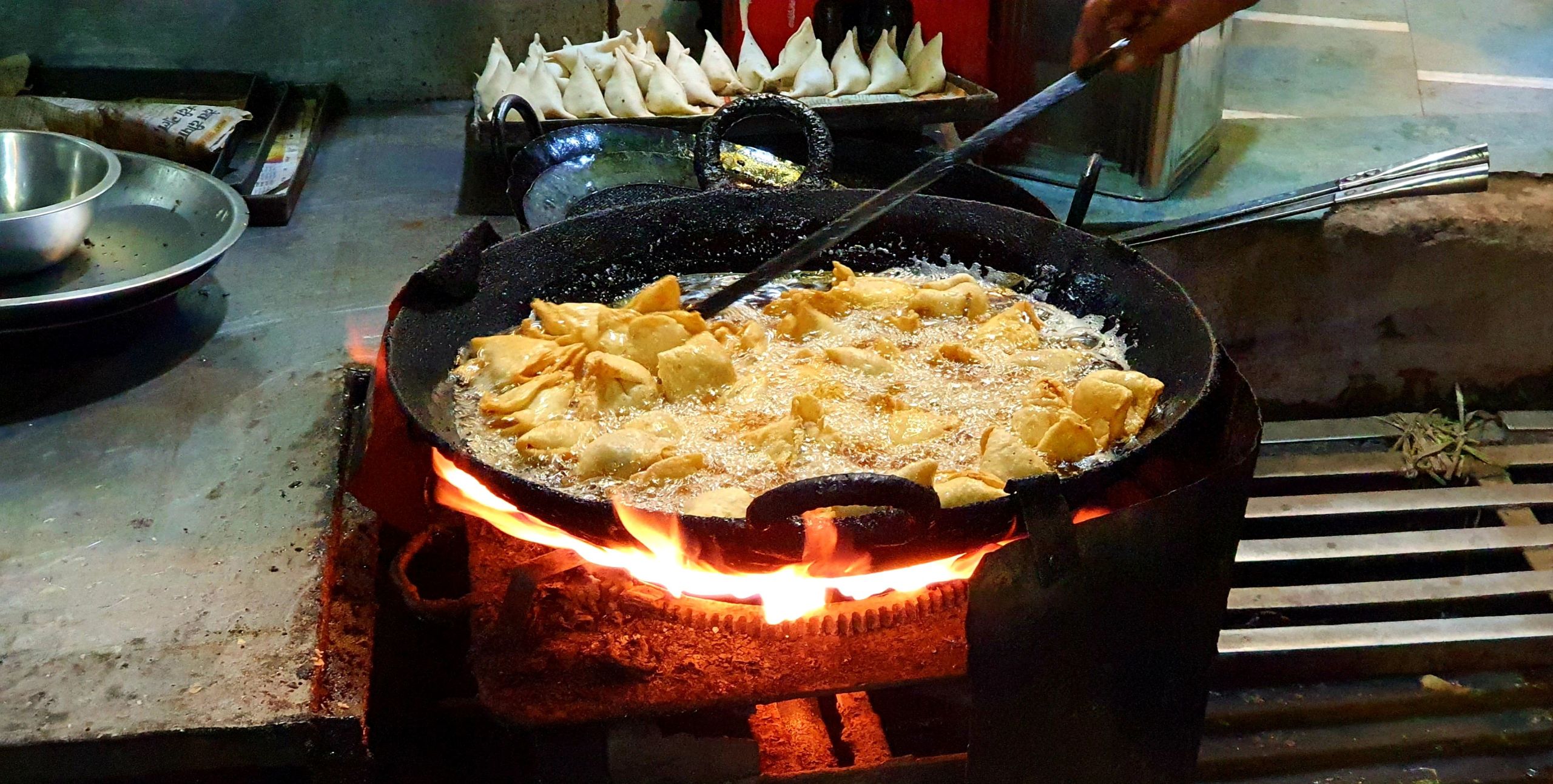 Piatto tradizionale indiano con curry e spezie.